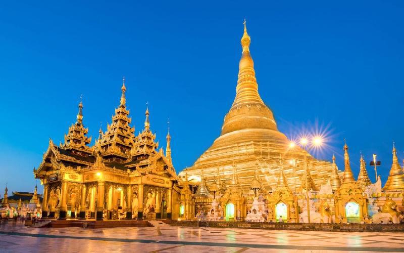 Du khách tham quan ngôi chùa Shwedagon nổi tiếng Myanmar