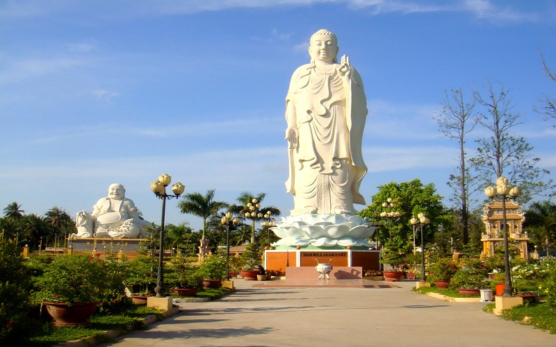 Một trong những pho tượng Phật của chùa Vĩnh Tràng