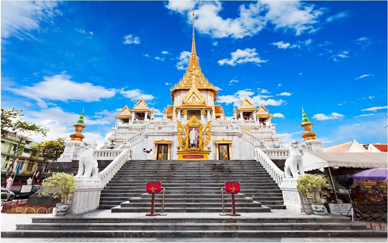 Du khách ghé thăm chùa Phật Vàng ở Bangkok để cầu bình an và phước lành
