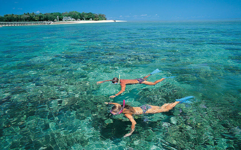 Du khách tới thăm hòn đảo san hô Coral nổi tiếng Pattaya