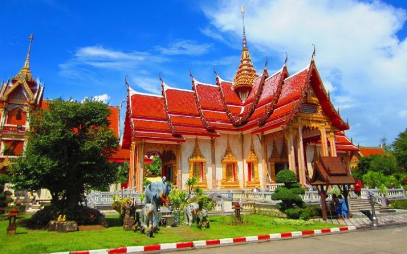 Du khách tới tham quan và cầu phúc tại đền Wat Chalong
