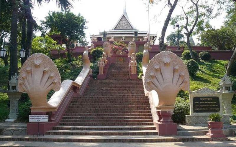 Đồi Wat Phnom có ngôi chùa bà Pênh nổi tiếng linh thiêng