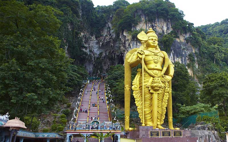 Du khách tham quan Động Batu, nơi có tượng Murugan khổng lồ vô cùng linh thiêng