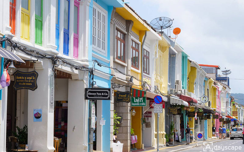 Du khách thỏa thích chụp ảnh tại những dãy phố cổ mang hơi hướng Bồ Đào Nha ở Phuket