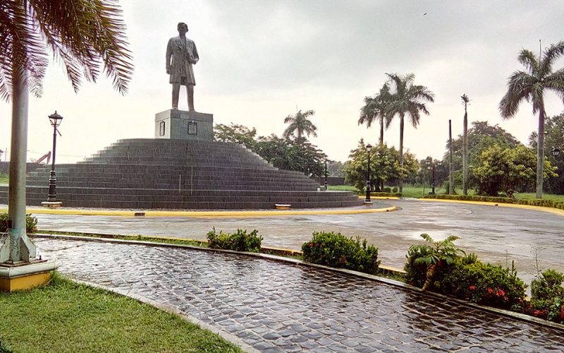 Du khách tham quan công viên Rizal - nơi tưởng niệm anh hùng dân tộc Jose Rizal