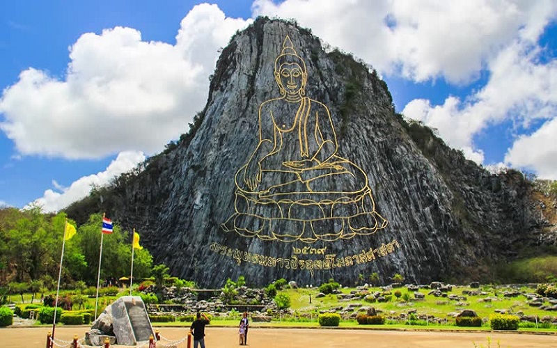 Núi Phật Vàng có hình ảnh Phật được khắc bằng vàng trên vách núi độc nhất vô nhị 