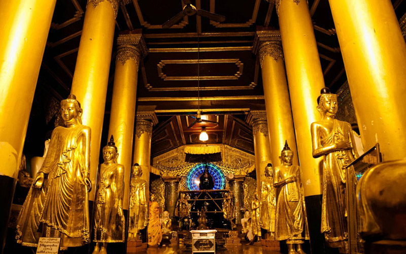Khuôn viên chùa vàng Shwedagon lấp lánh ánh vàng hấp dẫn mọi du khách thập phương