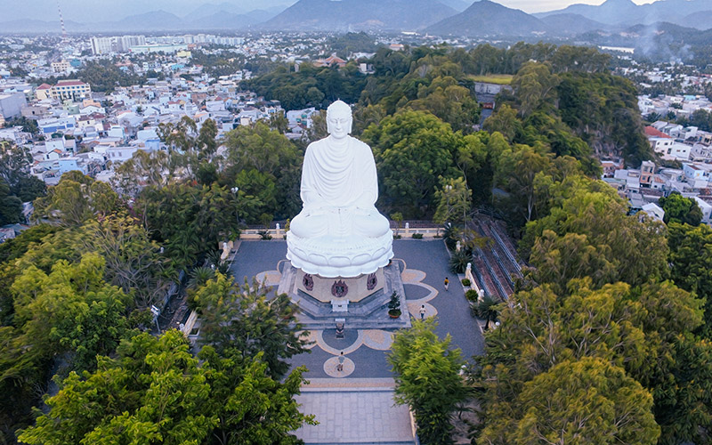 Đến Chùa Long Sơn để chiêm ngưỡng pho tượng Kim thân Phật Tổ cao 24m ngự trên đỉnh đồi