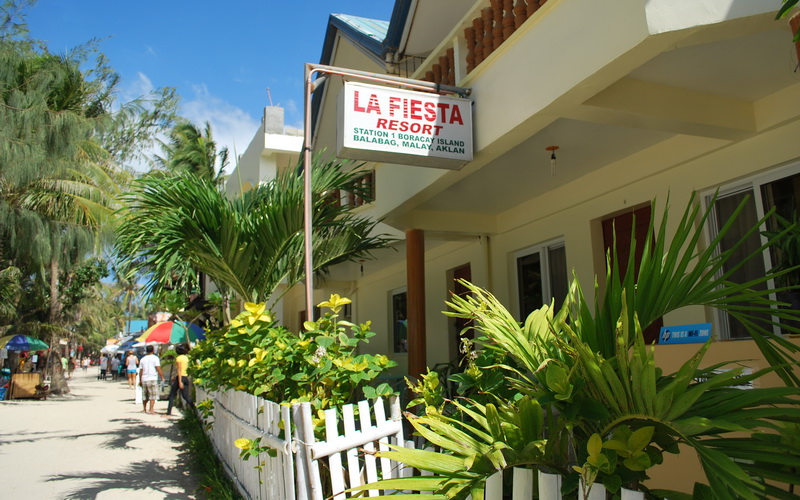 Du khách thưởng thức bữa trưa tại nhà hàng La Fiesta nổi tiếng