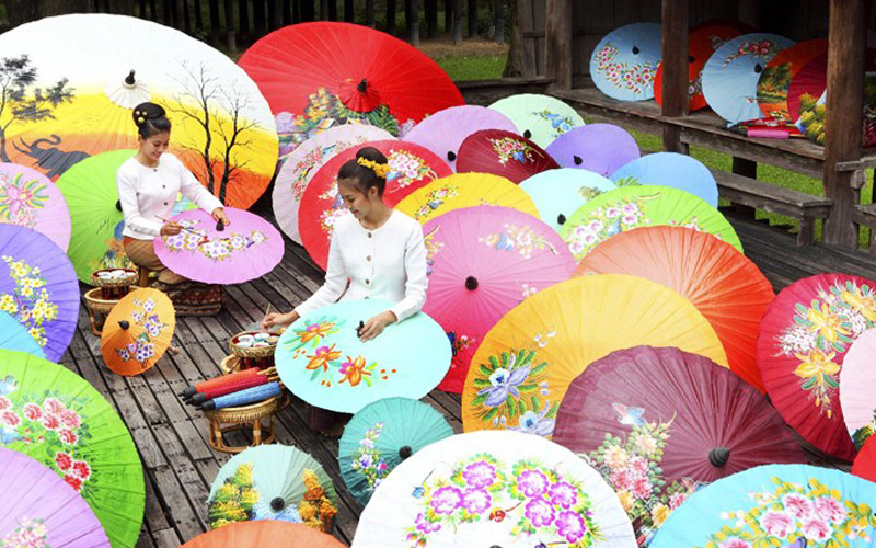 Du khách tham quan làng làm ô truyền thống Bosang nhiều sắc màu