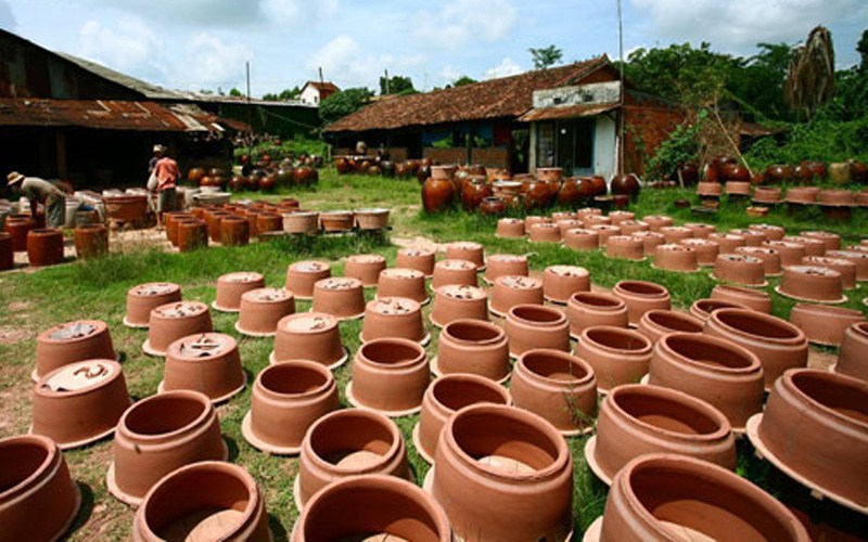 Du khách tự tay nặn những sản phẩm gốm của riêng mình tại làng nghề Bàu Trúc