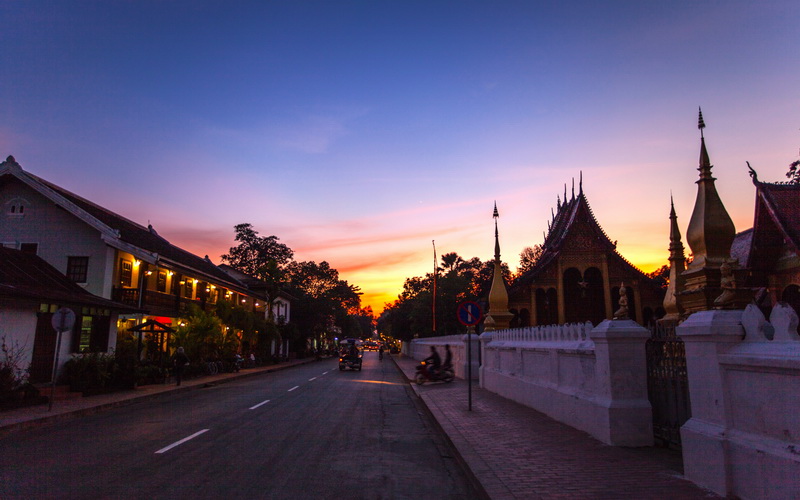 Đường phố Luang Prabang yên bình lúc chiều tối