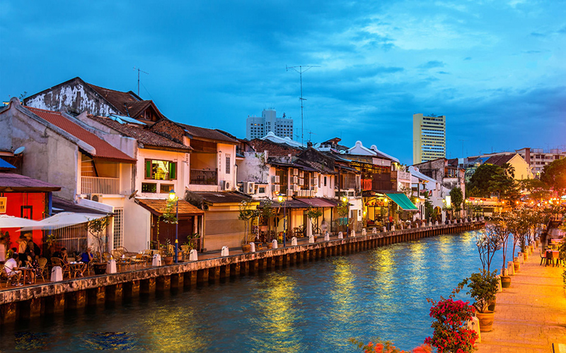 Du khách có thể thưởng cafe tại những quán ven dòng sông Malacca cổ kính