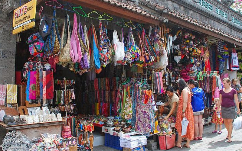 Du khách mua sắm tại các cửa hàng lưu niệm ở Bali trước khi rời đảo