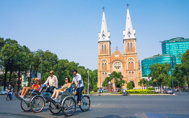 Du khách tham quan nhà thờ Đức Bà và nhiều địa danh nổi tiếng Sài Gòn