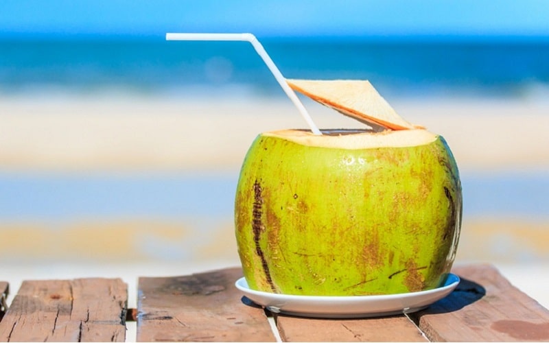 Qúy khách có thể ngồi trên bãi cát trắng thưởng thức hương vị của biển xanh và uống nước dừa