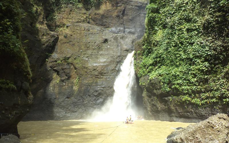 Du khách tới thăm thác nước Pagsanjan hùng vĩ tại thị trấn cổ ở Manila