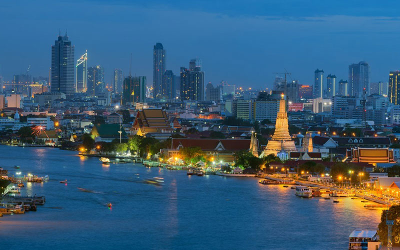 Du khách tự do khám phá thành phố Pattaya về đêm
