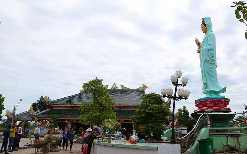 Hướng dẫn viên sẽ kể cho du khách nghe những truyền thuyết về Phật bà Nam Hải