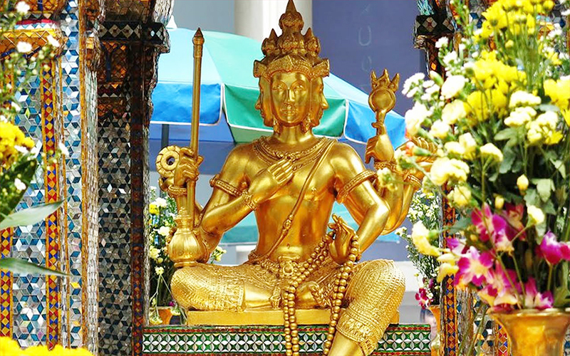 Du khách tham quan Tượng Phật bốn mặt linh thiêng nằm giữa thủ đô Băng Cốc
