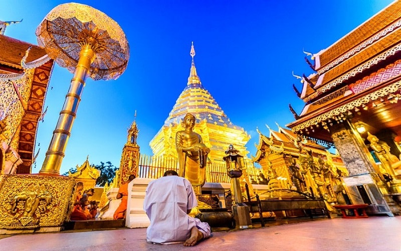 Du khách tham quan chùa Phrathat Doi Suthep - ngôi chùa nổi tiếng của Thái Lan