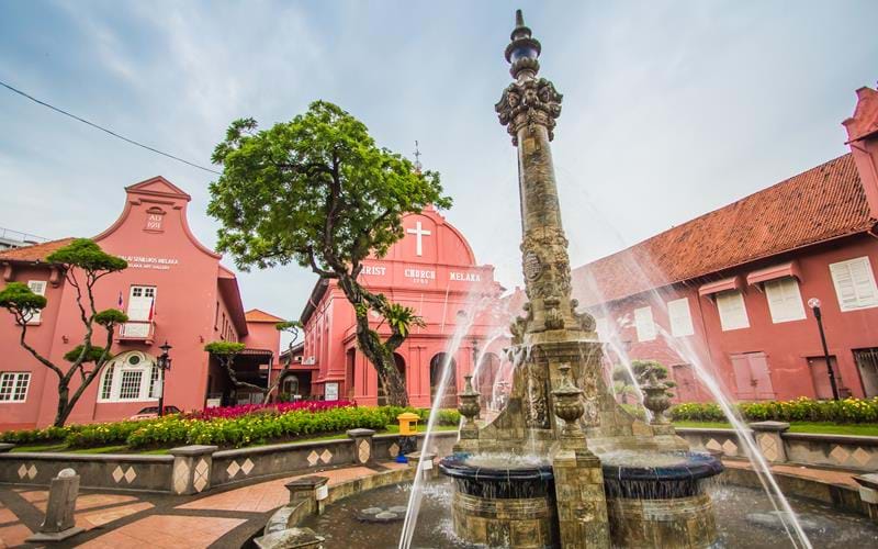 Quảng trường Hà Lan màu hồng nổi bật ở Malacca