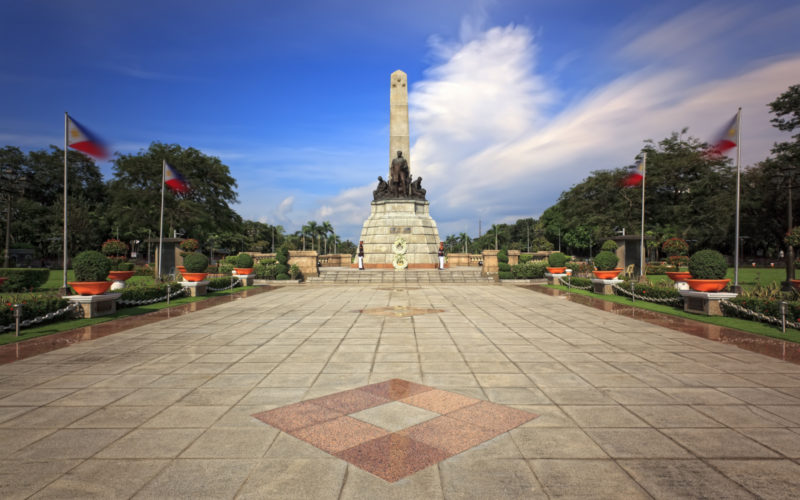 Du khách thăm đài tưởng niệm binh sĩ ở thành phố Manila