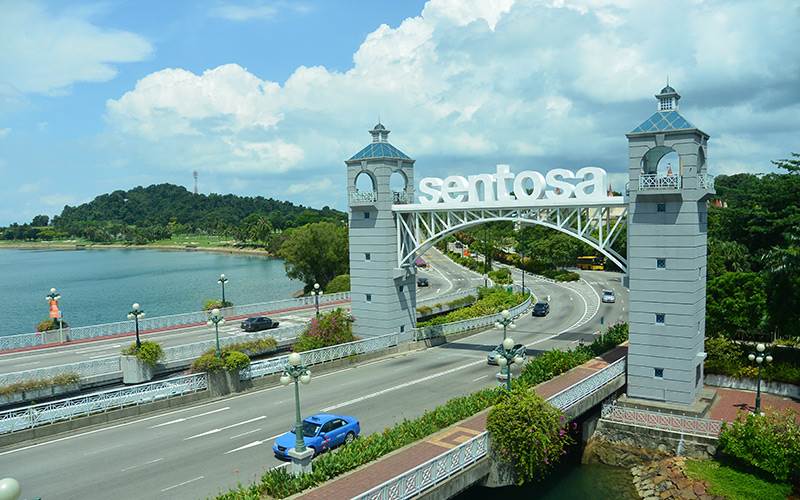 Đường vào hòn đảo Sentosa - khu vui chơi giải trí hiện đại ở Singapore