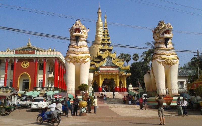 Du khách tới thăm chùa Swe Maw Daw - ngôi chùa lưu giữ xá lợi răng và tóc của đức Phật