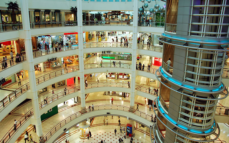 Du khách tham quan trung tâm mua sắm nổi tiếng SM Mall of Asia 