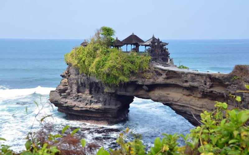 Đền thiêng Tanah Lot nằm ở trên đảo Bali