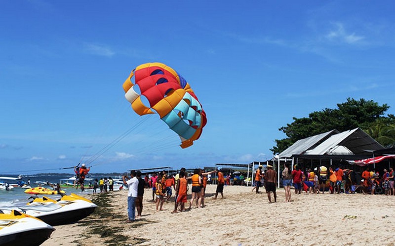 Du khách tham gia các hoạt động thể thao ở bãi biển Tanjung Benoa