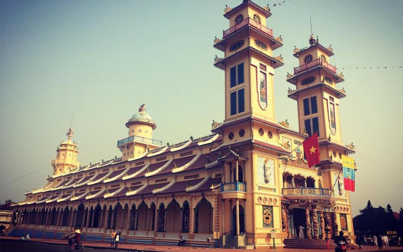 Du khách tham quan Tòa Thánh Cao Đài nổi tiếng Tây Ninh