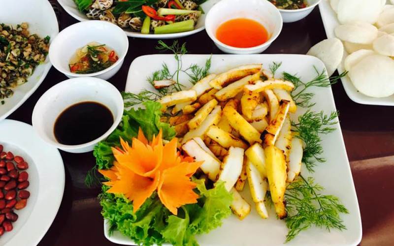 Du khách thưởng thức các đặc sản Campuchia tại nhà hàng Tonle Bacsac II