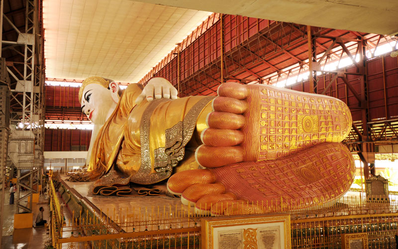 Du khách ghé thăm chùa Tượng Phật nằm Chaukhtatgyi