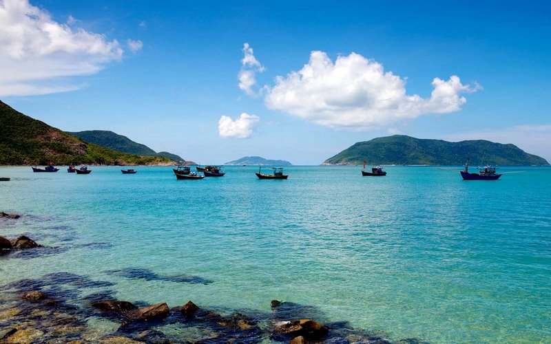 Du khách tham quan vịnh Côn Sơn với những hòn đảo xinh đẹp