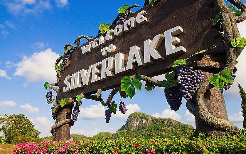 Du khách tới thăm Vườn Nho Silver Lake ở Pattaya