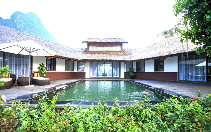 Serena Resort - Du khách thoải mái tắm hồ bơi trong khu du lịch