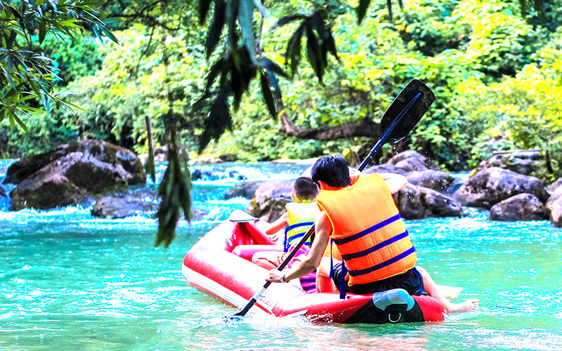 Du khách chèo Kayak khám phá suối nước Mọc