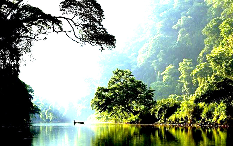 Vẻ đẹp lung linh huyền ảo Hồ Ba Bể