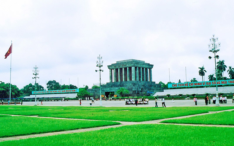 Lăng Chủ Tịch Hồ Chí Minh nằm ở vị trí trung tâm của Quảng trường Ba Đình