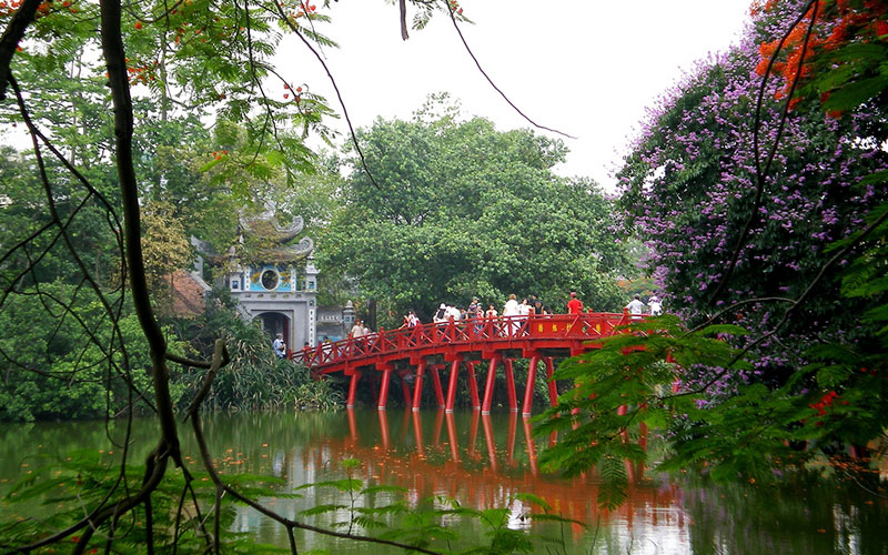 Đền Ngọc Sơn  nằm giữa hồ Hoàn Kiếm, có kiểu kiến trúc độc đáo, thu hút nhiều du khách