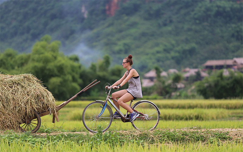 Đạp xe quanh bản Pom Coong của Mai Châu