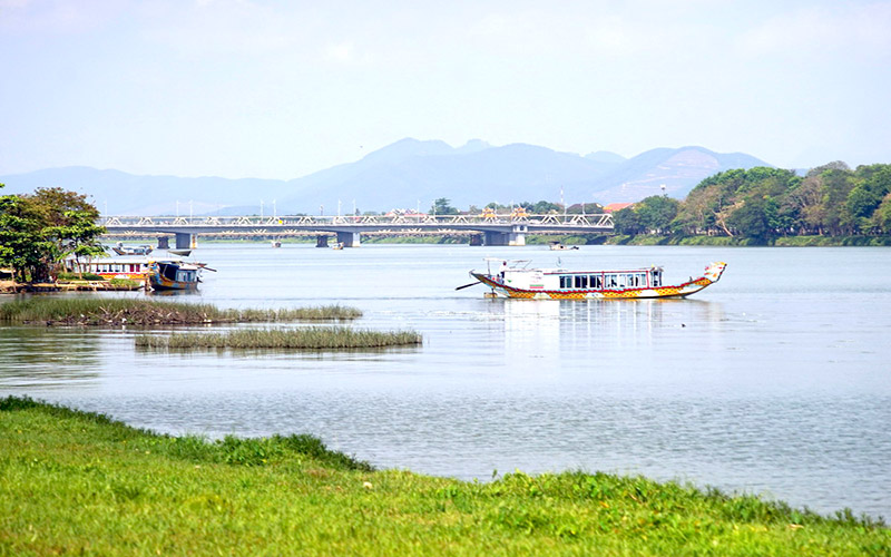 Du khách đi thuyền rồng ngắm cảnh Sông Hương