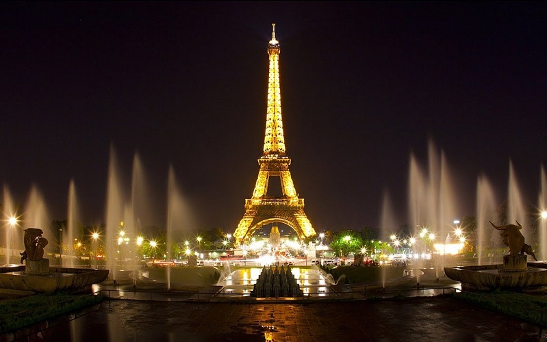 Tháp Eiffel nổi bật với vẻ đẹp lung linh khi màn đêm buông xuống