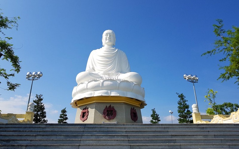 Tượng Phật Tổ khổng lồ ở Chùa Long Sơn