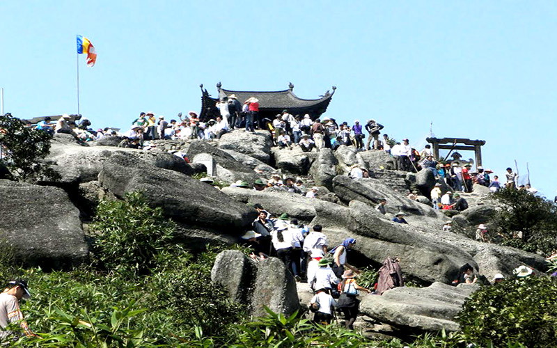 Du khách trong mùa lễ hội tại Chùa Đồng Yên Tử