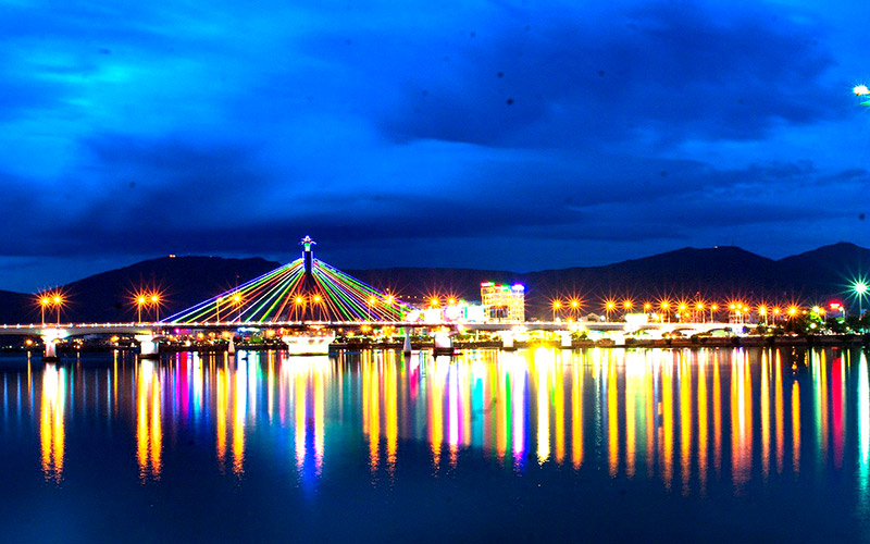 Cầu Quay Sông Hàn lung linh về đêm