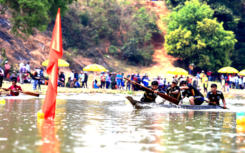 Hội thi đua thuyền độc mộc trên Hồ Lắk