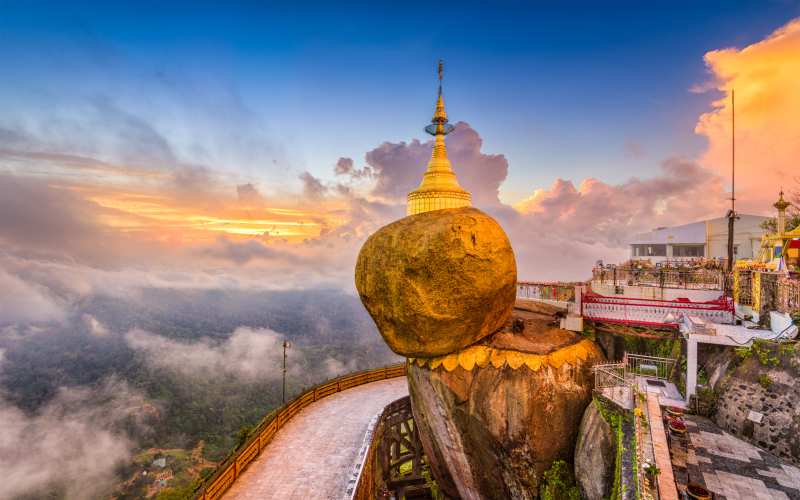 Ngôi chùa với tòa tháp trên đỉnh hòn đá linh thiêng của Myanmar